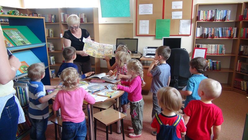 wycieczka do biblioteki i wioski smerfów przedszkole