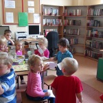 wycieczka do biblioteki i wioski smerfów przedszkole