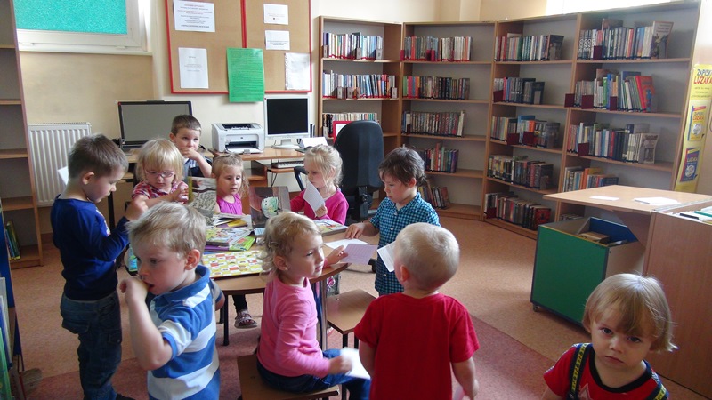 wycieczka do biblioteki i wioski smerfów przedszkole