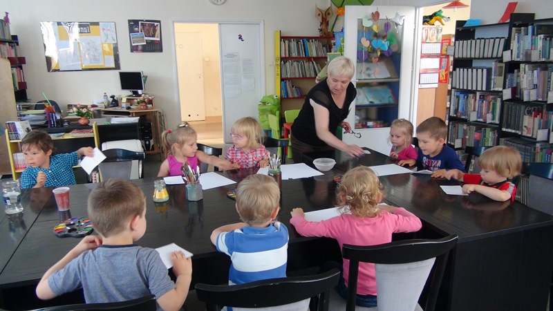 wycieczka do biblioteki i wioski smerfów przedszkole